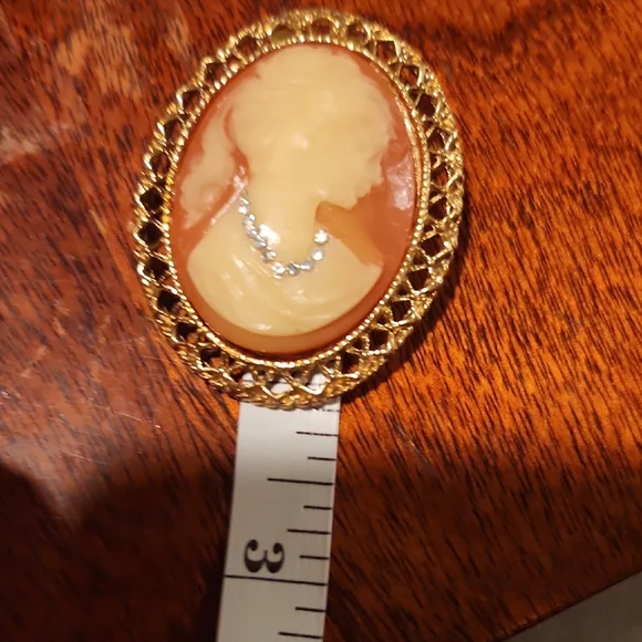 Vintage Elegant Gold Cameo Brooch Set - Picture 9 of 10